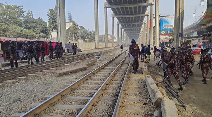 তিতুমীর কলেজের শিক্ষার্থীদের রেলক্রসিং অবরোধের ঘোষণা, সতর্ক পাহারায় বিজিবি